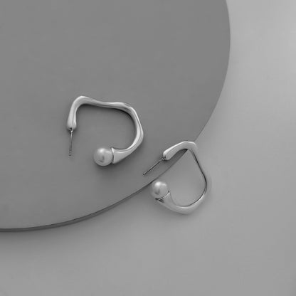 Pearl and Silver-Plated Curved Hoop Earring, silver stud earrings for women, dainty minimalist design, lifestyle look