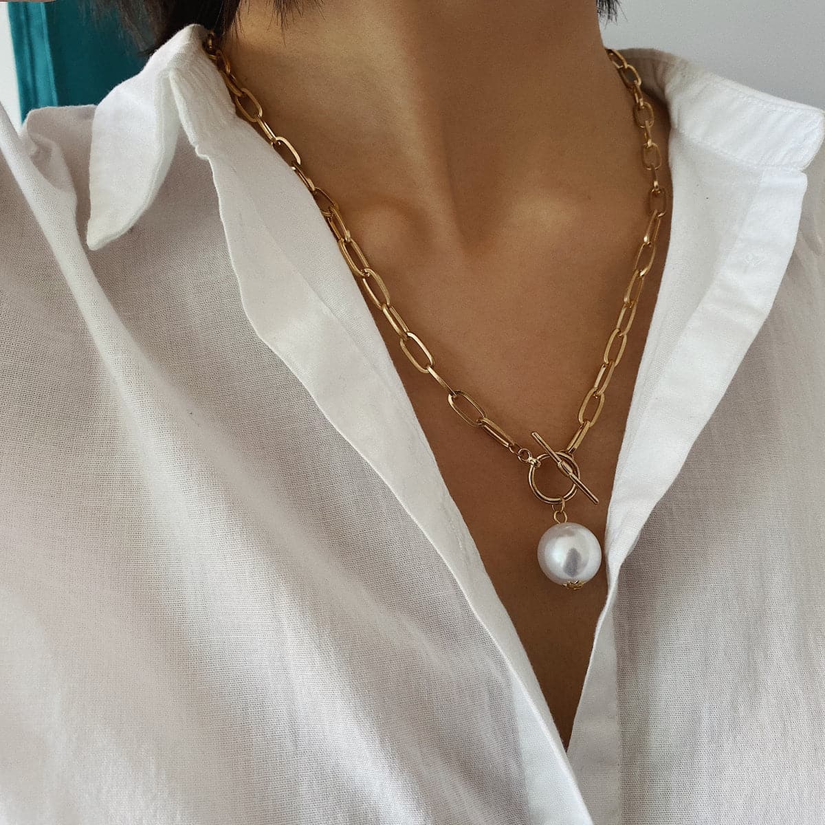 Pearl and 18K Gold-Plated Toggle Pendant Necklace, gold pendant necklace for women, elegant gift for her, side view