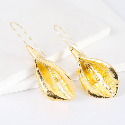 18K Gold-Plated Leaf Drop Earrings, gold drop earrings for women, vintage-inspired design, detail close-up