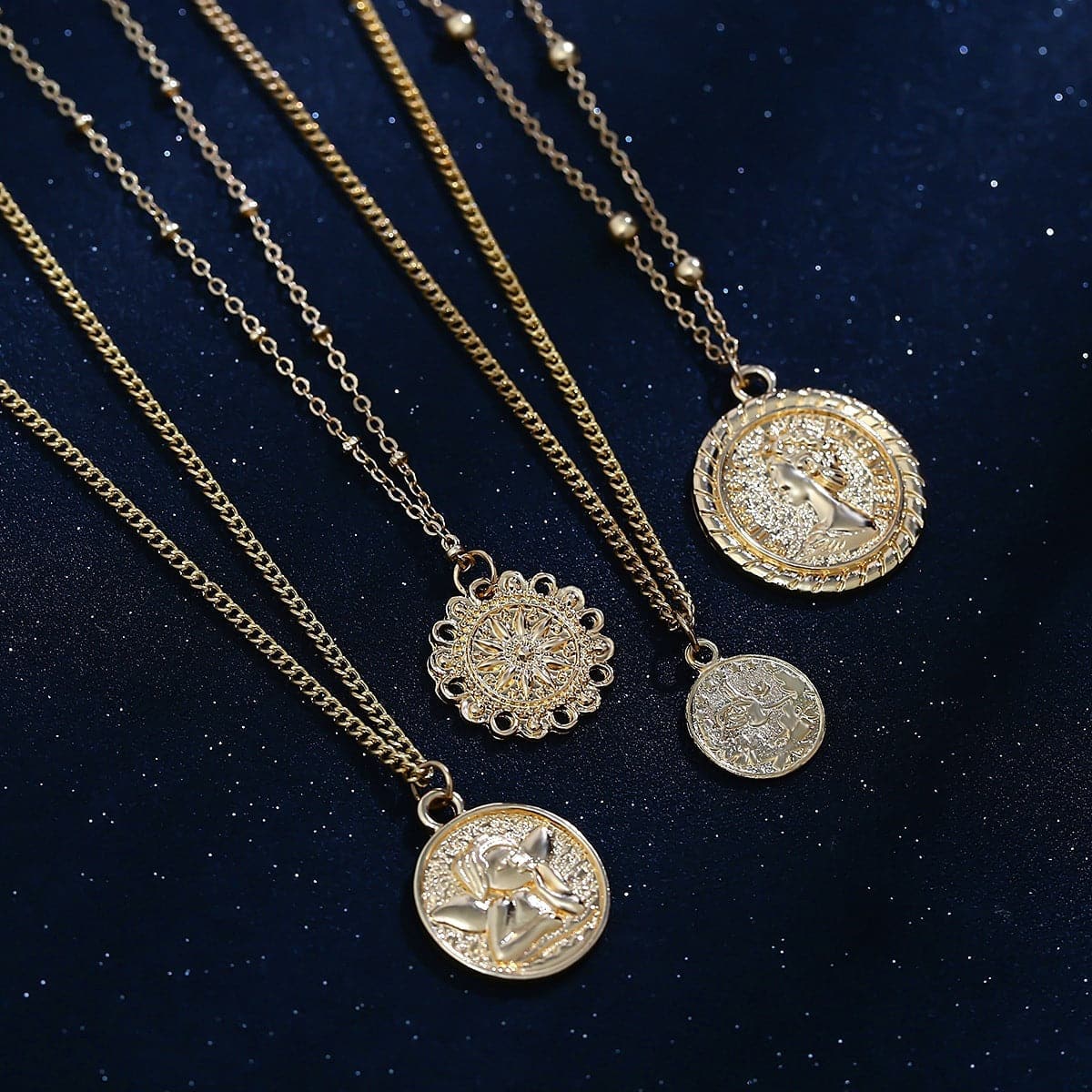 Multi-layered necklace in 18K gold plating, adorned with a beautiful coin pendant, ideal for a touch of elegance.