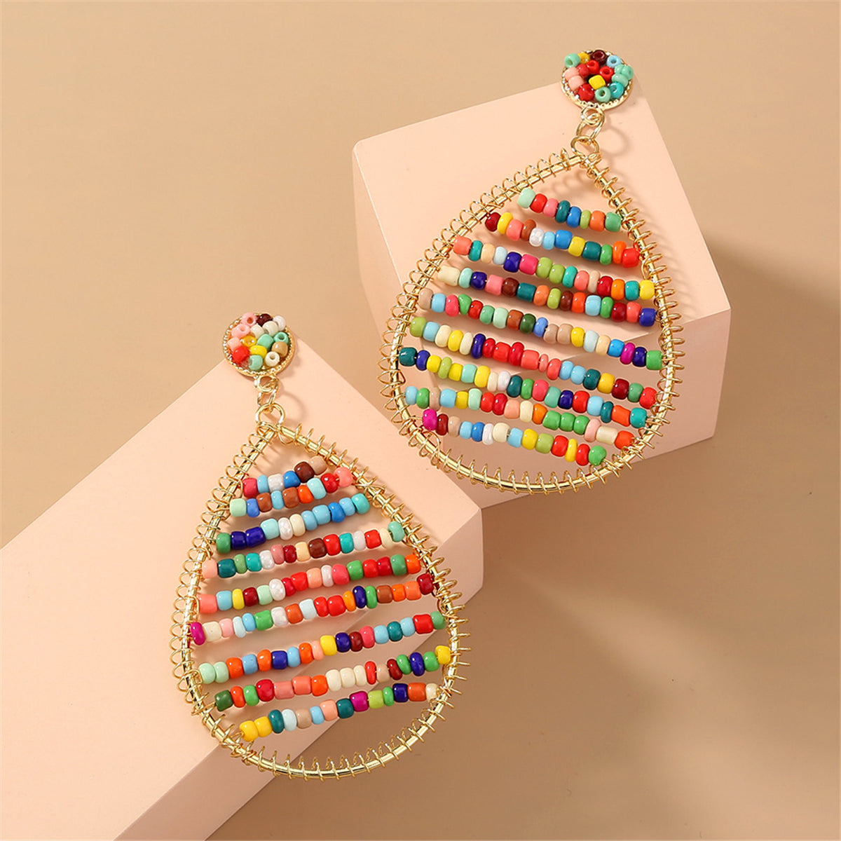 Multicolor Howlite and 18K Gold-Plated Drop Earrings, gold drop earrings for women, vintage-inspired design, detail close-up
