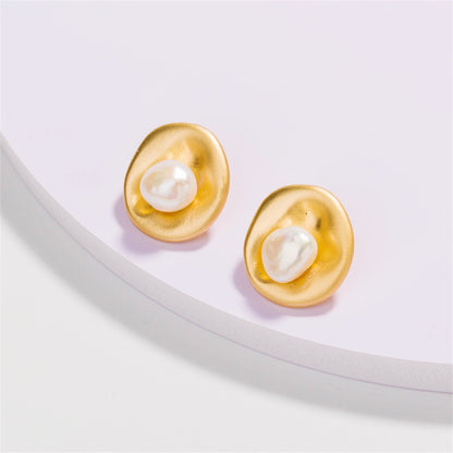 Pearl and 18K Gold-Plated Hammered Circle Stud Earrings, gold stud earrings for women, detail close-up