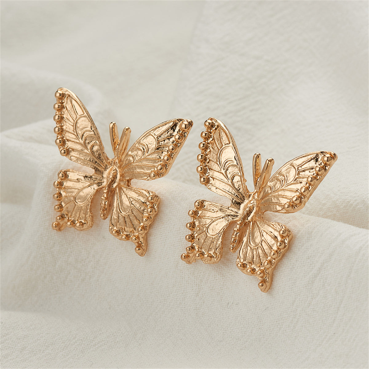 Exquisite 18K gold-plated butterfly stud earrings with small diamonds, combining elegance and charm for a timeless accessory.