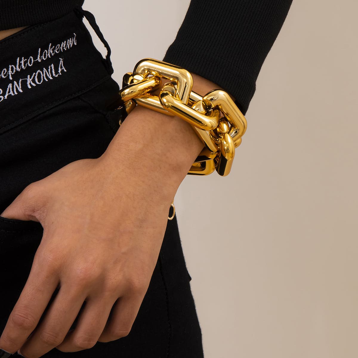 18K Gold-Plated Rectangle Chain Bracelet, gold bracelet for women, vintage-inspired design, detail close-up