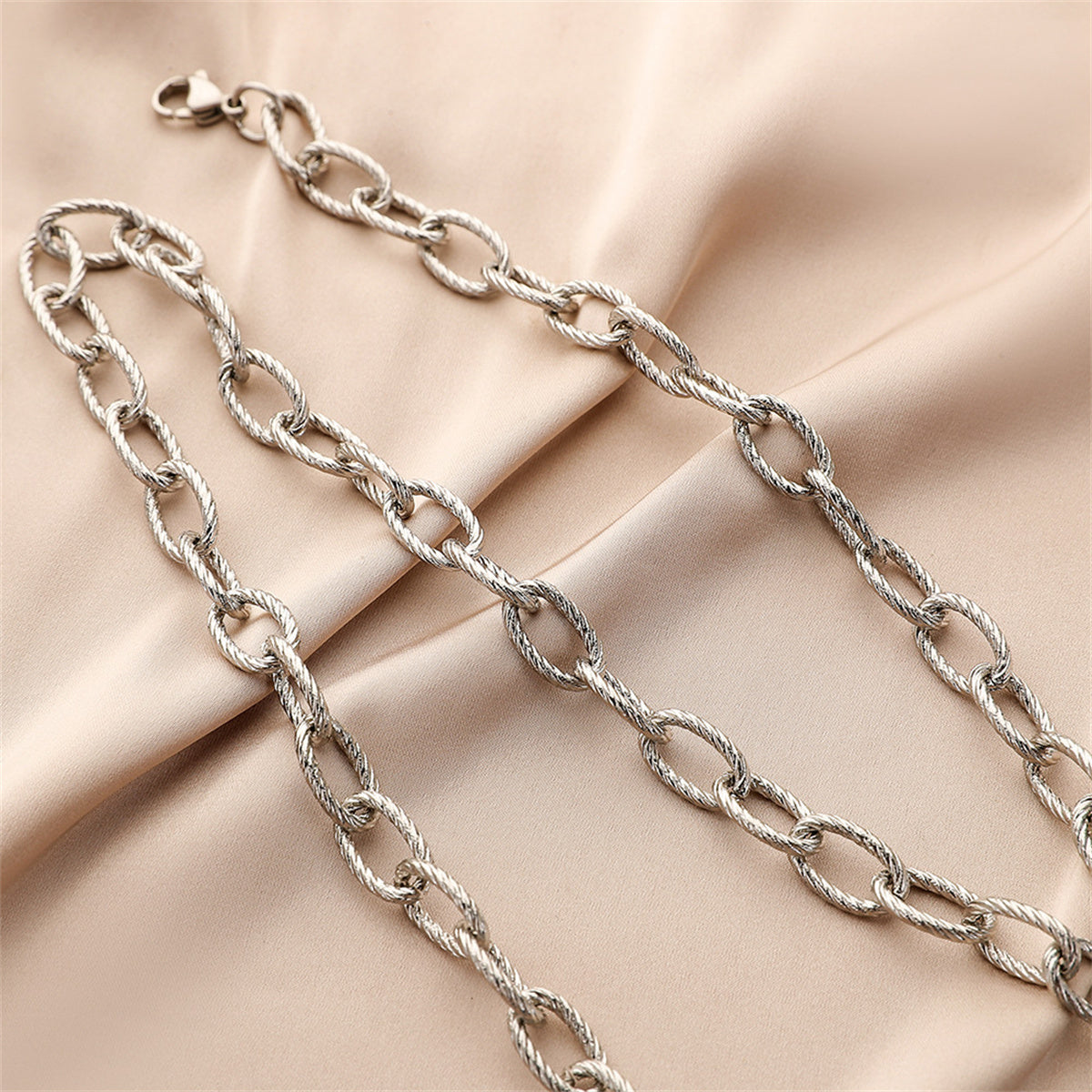 Silver-Plated Oval Cable Chain Necklace, silver pendant necklace for women, vintage-inspired design, detail close-up