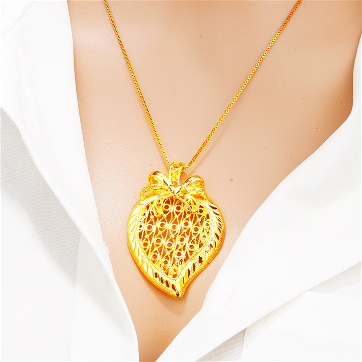 24K Gold-Plated Open Heart Pineapple Pendant Necklace, gold pendant necklace for women, detail close-up