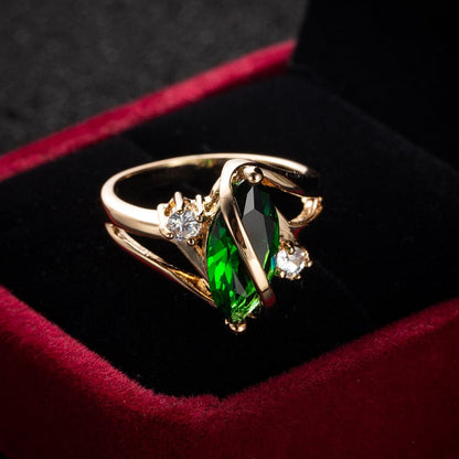 Green Crystal and Cubic Zirconia Oval Ring, statement rings for women, elegant gift for her, detail close-up