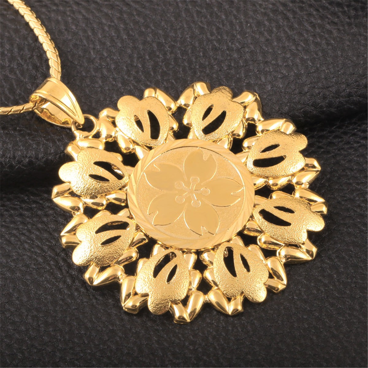 18K Gold-Plated Open Flower Pendant Necklace, gold pendant necklace for women, vintage-inspired design, detail close-up