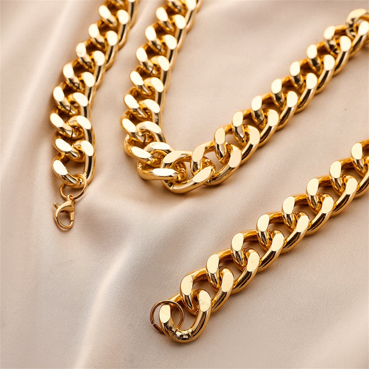 18K Gold-Plated Curb Chain Necklace, gold pendant necklace for women, vintage-inspired design, detail close-up