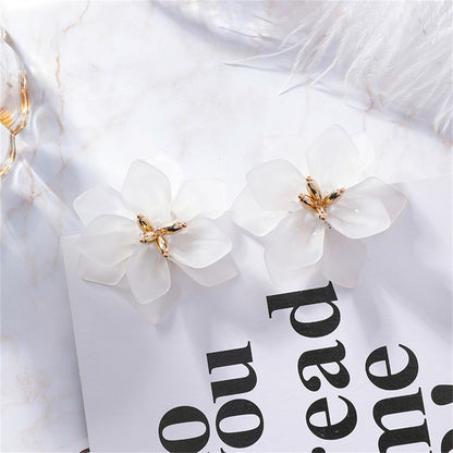 Acrylic and 18K Gold-Plated Floral Stud Earrings, gold stud earrings for women, vintage-inspired design, detail close-up