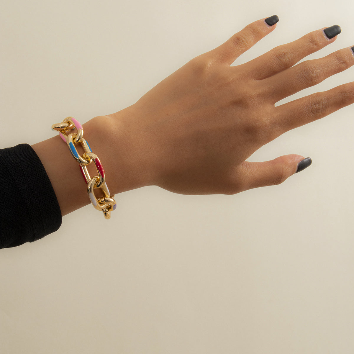 Multicolor Enamel and 18K Gold-Plated Cable Chain Bracelet, gold bracelet for women, vintage-inspired design, detail close-up
