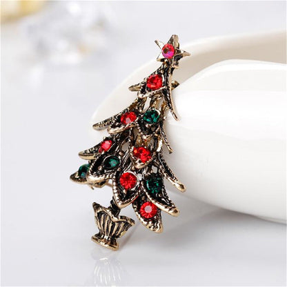 Cubic Zirconia and 18K Gold-Plated Christmas Tree Brooch, gold brooch pin, vintage-inspired design, detail close-up