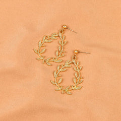 Beautiful gold leaf earrings designed as a botanical wreath, crafted in 18K gold plating for a touch of elegance.