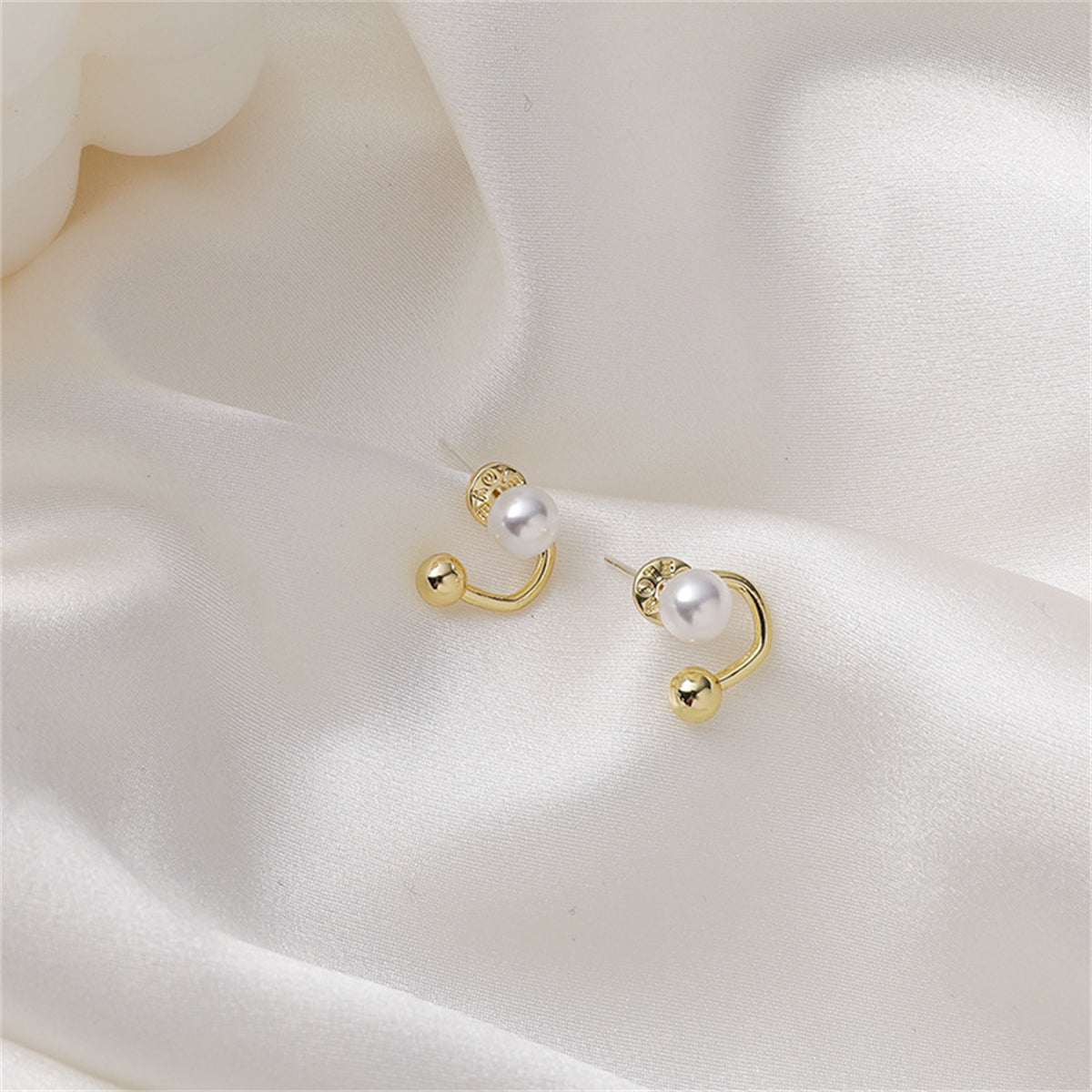 Pearl & 18K Gold-Plated Ball Curve Ear Jackets