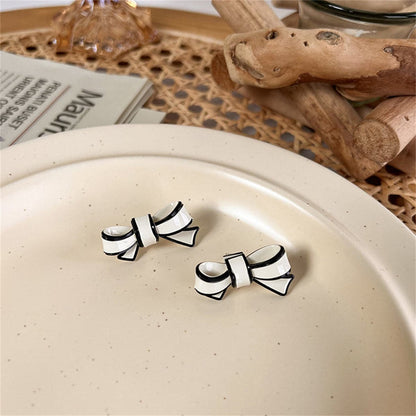 White Polyurethane and Silver-Plated Bow Stud Earrings, silver stud earrings for women, elegant gift for her, detail close-up