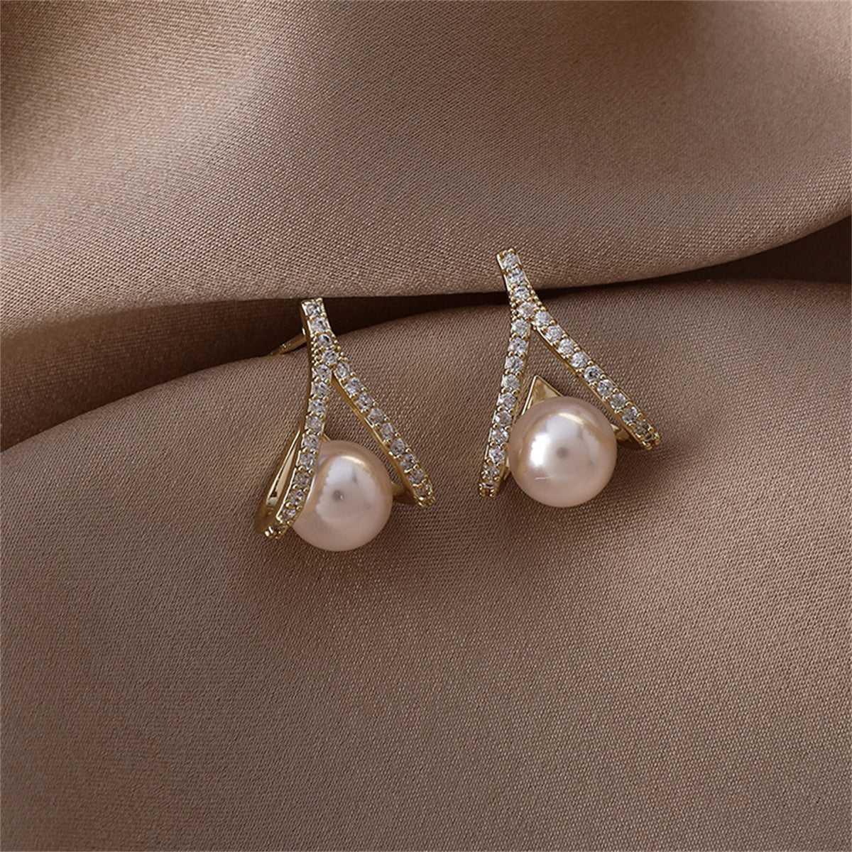 Cubic Zirconia and Pearl Drop Stud Earrings, stud earrings for women, vintage-inspired design, detail close-up
