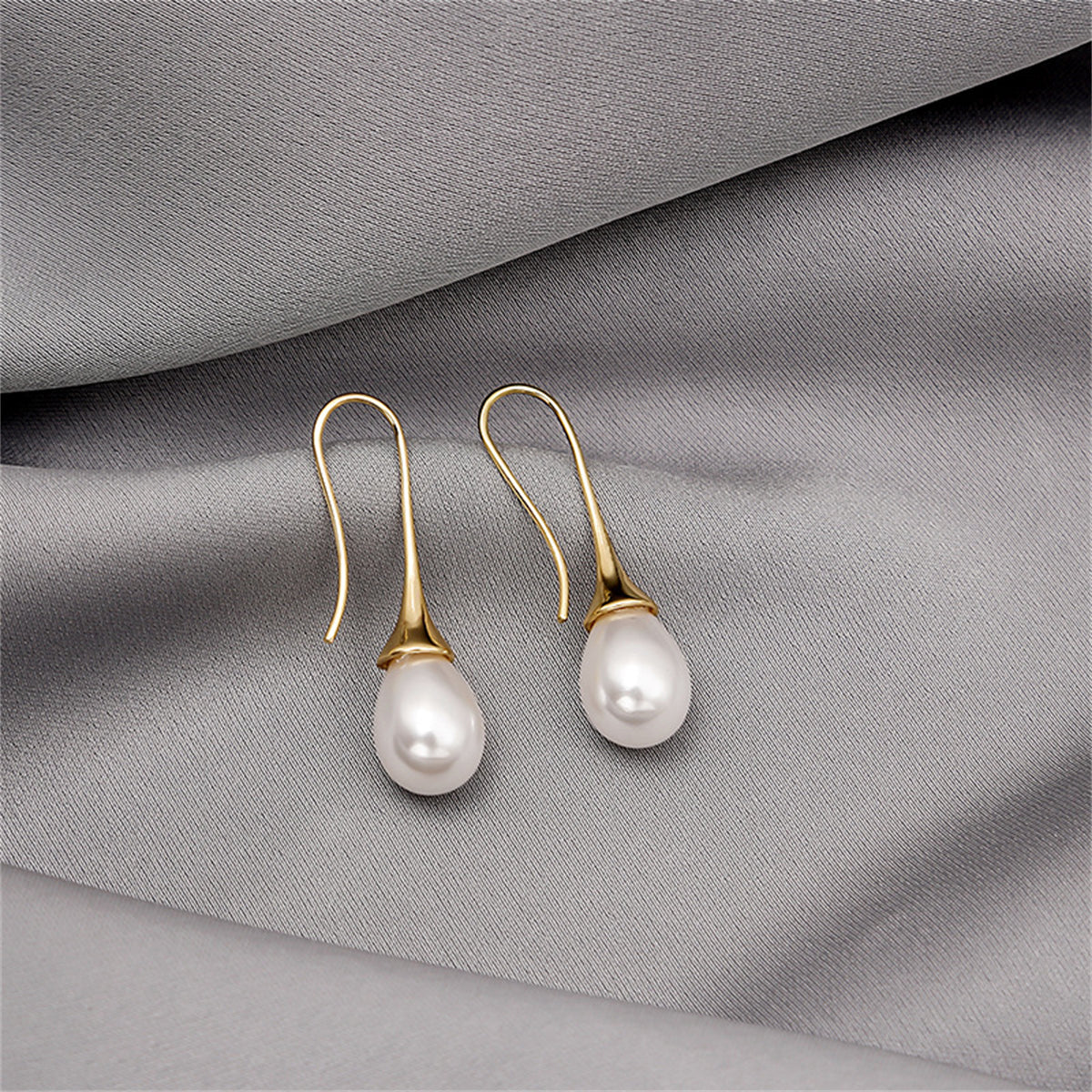 Pearl and 18K Gold-Plated Drop Earring, gold drop earrings for women, vintage-inspired design, detail close-up