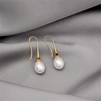Pearl and 18K Gold-Plated Drop Earring, gold drop earrings for women, vintage-inspired design, detail close-up