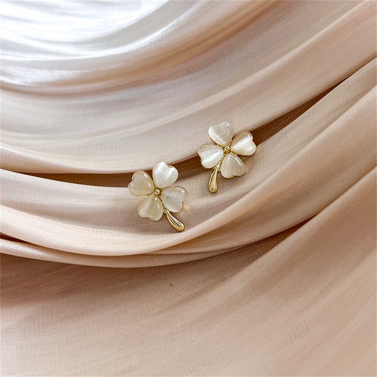 Cats Eye and 18K Gold-Plated Clover Stud Earrings, gold stud earrings for women, elegant gift for her, detail close-up
