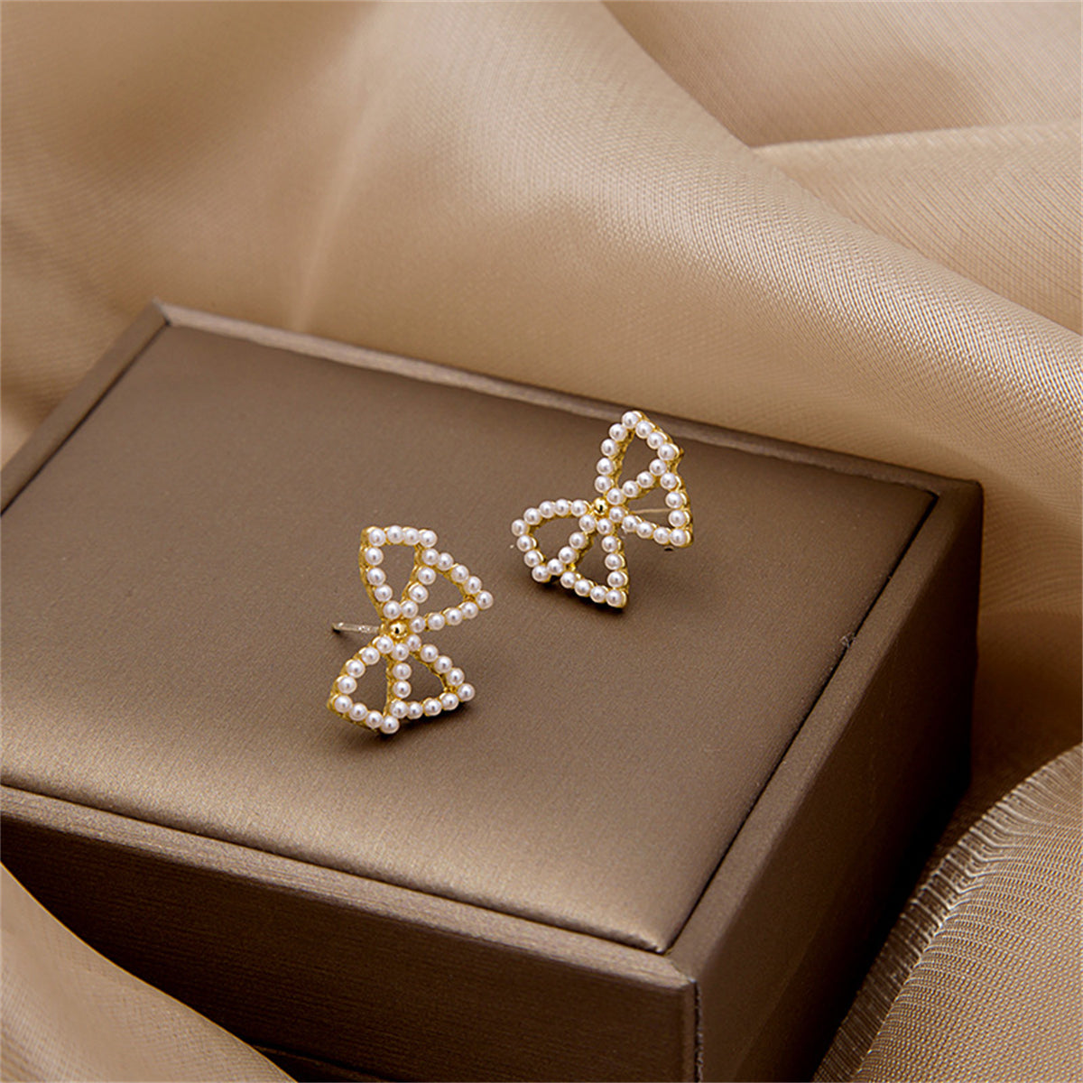 Pearl and 18K Gold-Plated Bow Stud Earrings, gold stud earrings for women, elegant gift for her, detail close-up