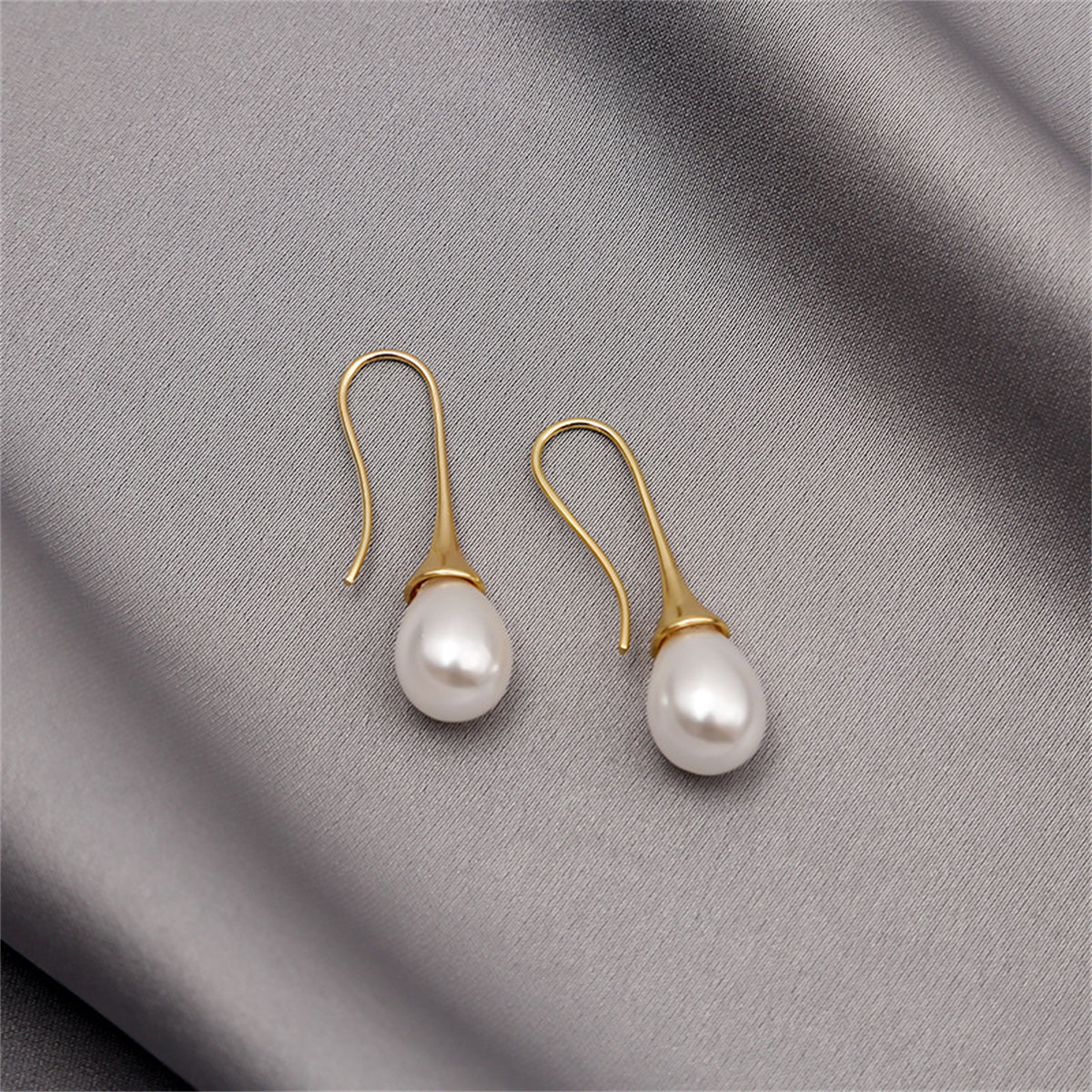 Pearl and 18K Gold-Plated Drop Earring, gold drop earrings for women, vintage-inspired design, lifestyle look