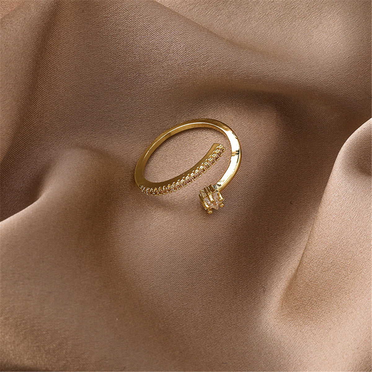 Cubic Zirconia and 18K Gold-Plated Star Ring, gold statement rings for women, elegant gift for her, detail close-up