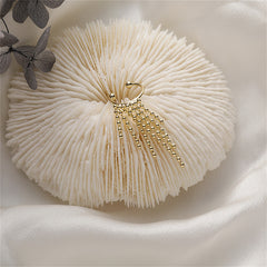 Chic 18K gold-plated ear cuff embellished with beads, a must-have accessory for a fashionable and trendy look.