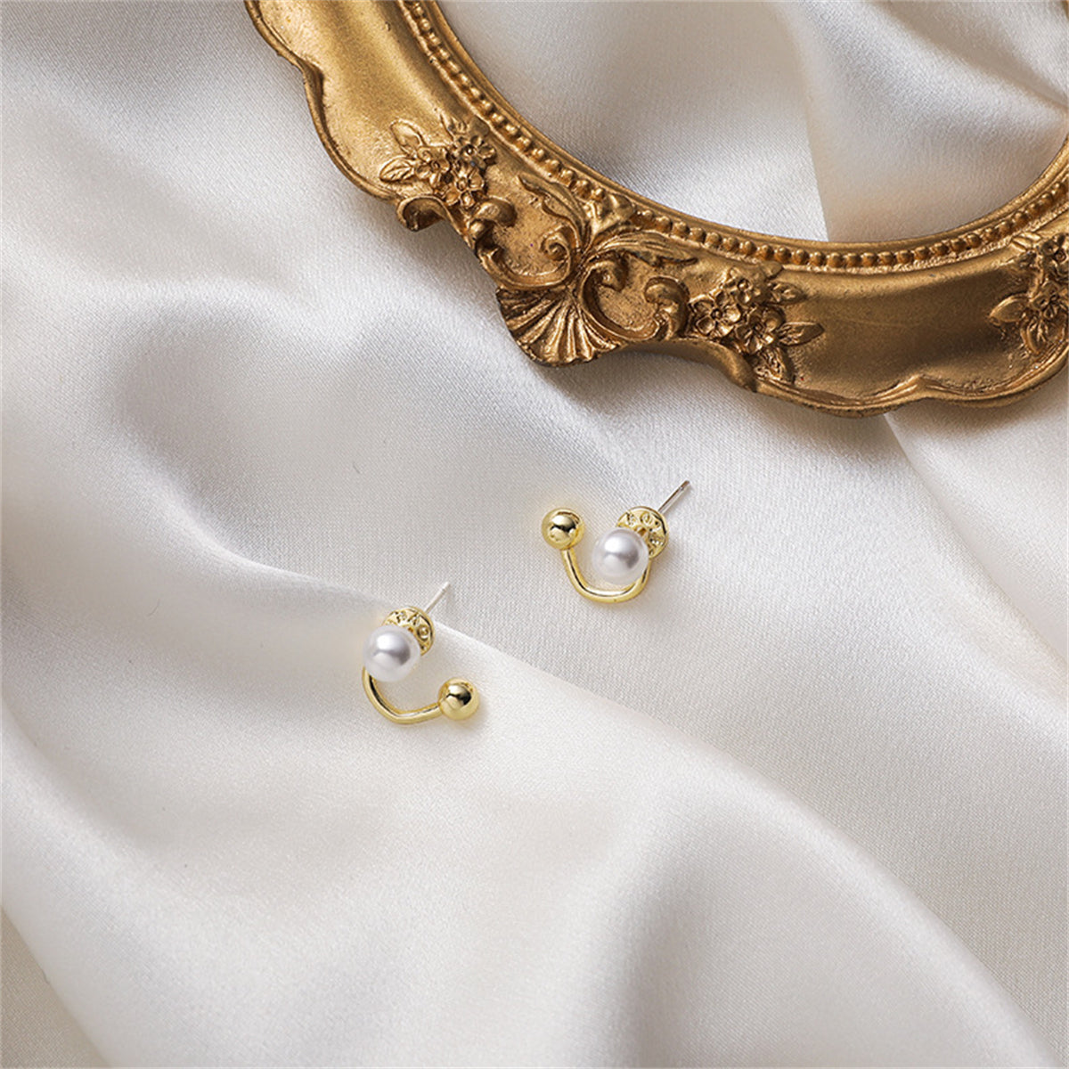 Pearl & 18K Gold-Plated Ball Curve Ear Jackets