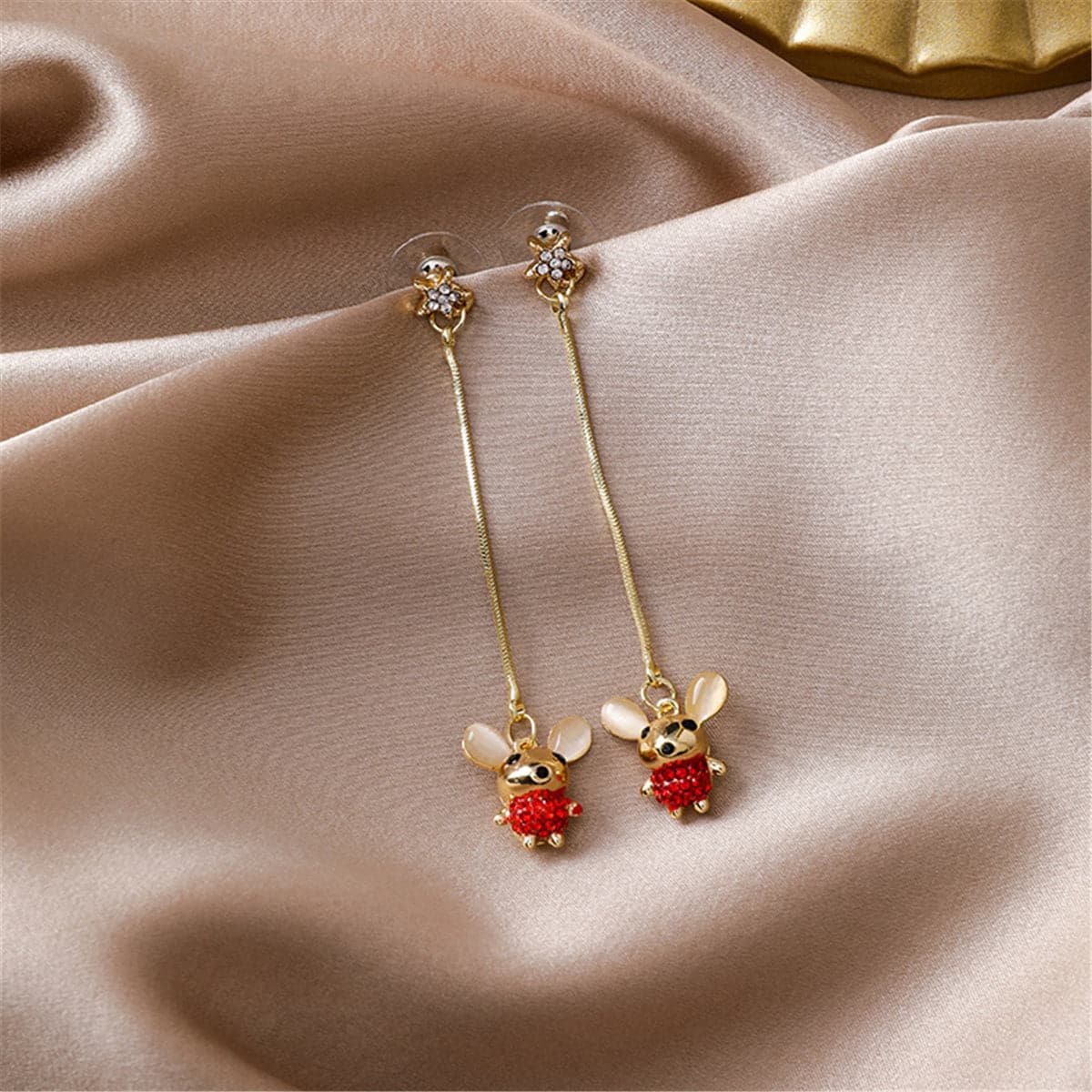 Cubic Zirconia and Cat's Eye Mouse Star Drop Earrings, drop earrings for women, dainty minimalist design, detail close-up