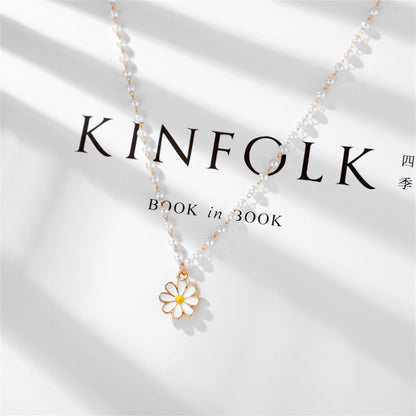 Pearl and 18K Gold-Plated Station Daisy Pendant Necklace, gold pendant necklace for women, detail close-up