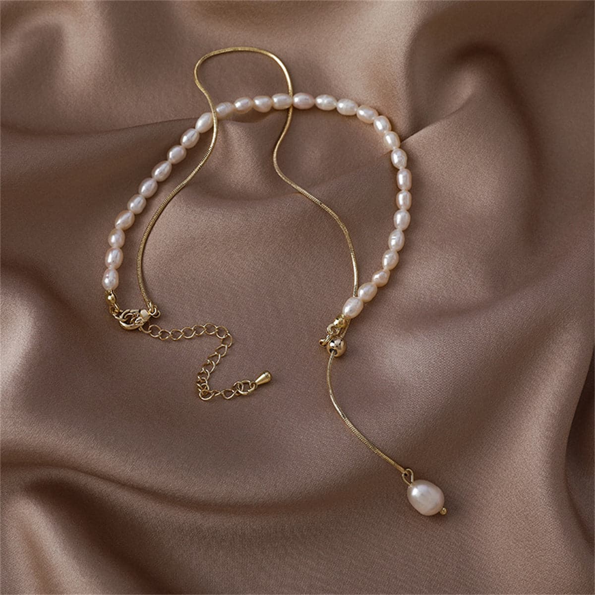 Pearl and 18K Gold-Plated Drop Necklace, gold pendant necklace for women, dainty minimalist design, detail close-up