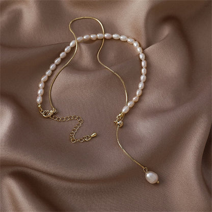 Pearl and 18K Gold-Plated Drop Necklace, gold pendant necklace for women, dainty minimalist design, detail close-up