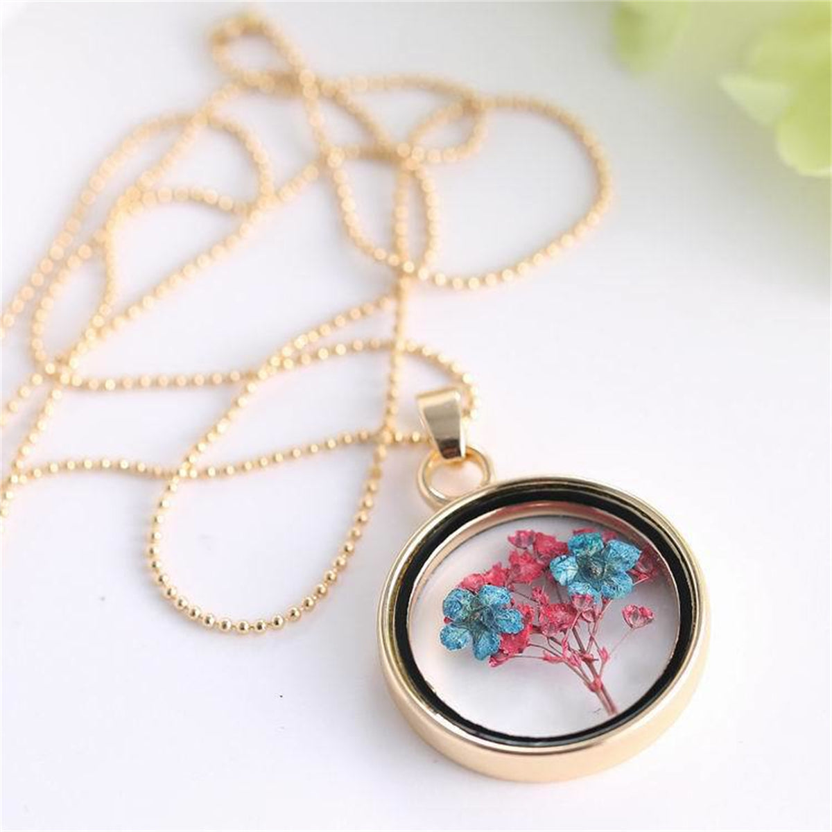 Red Pressed Mum & 18K Gold-Plated Round Pendant Necklace