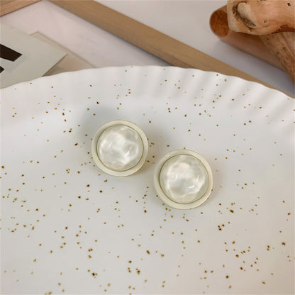 Arylic and Resin Round Stud Earrings, stud earrings for women, dainty minimalist design, detail close-up