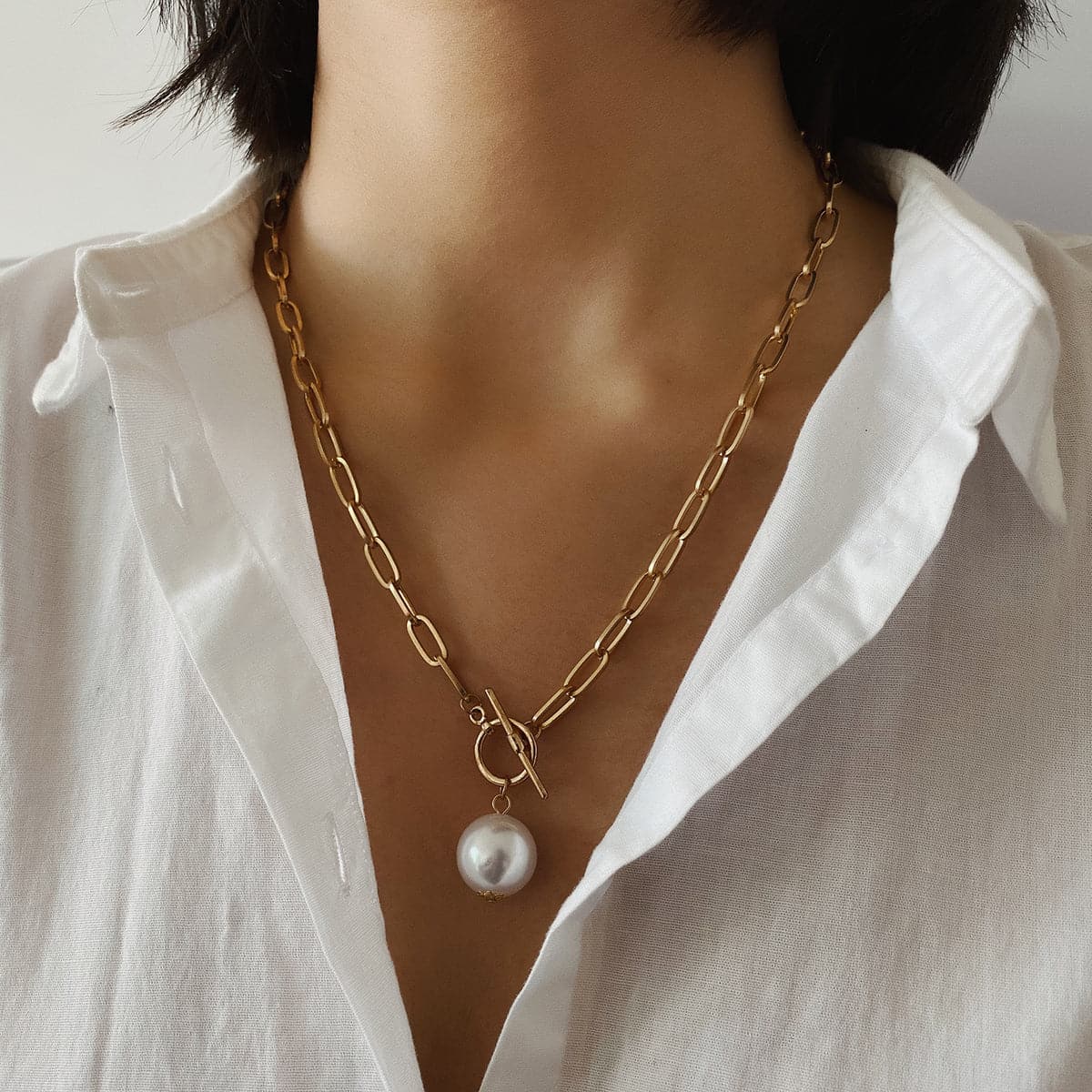 Pearl and 18K Gold-Plated Toggle Pendant Necklace, gold pendant necklace for women, elegant gift for her, detail close-up