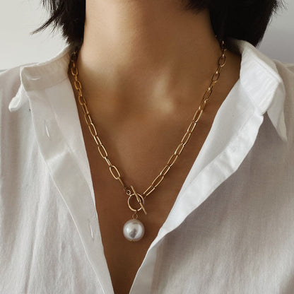 Pearl and 18K Gold-Plated Toggle Pendant Necklace, gold pendant necklace for women, elegant gift for her, detail close-up