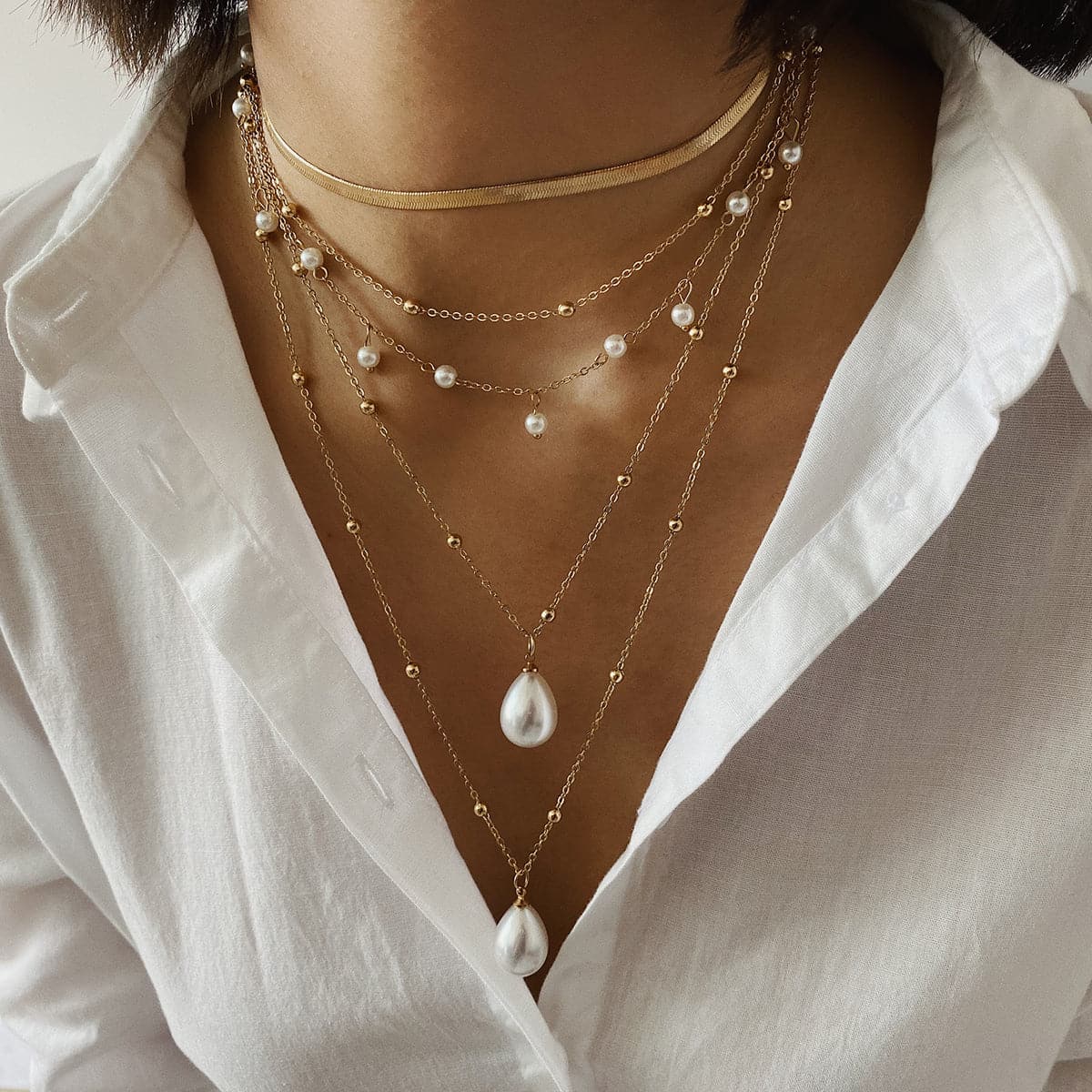 Pearl and 18K Gold-Plated Layered Necklace, gold pendant necklace for women, dainty minimalist design, detail close-up