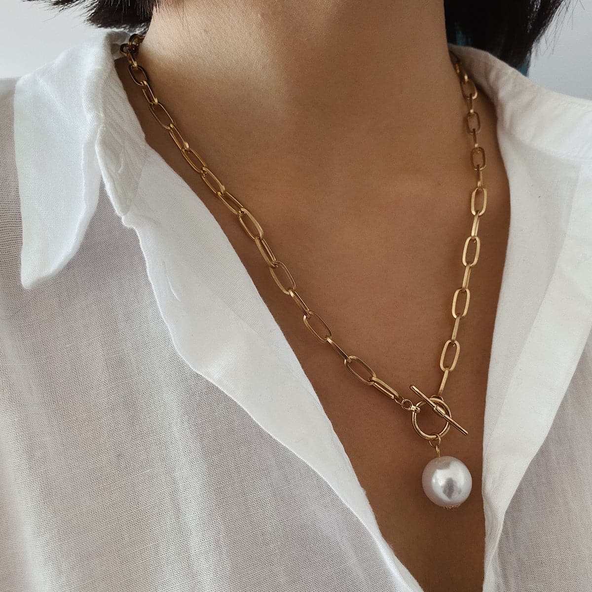 Pearl and 18K Gold-Plated Toggle Pendant Necklace, gold pendant necklace for women, elegant gift for her, lifestyle look