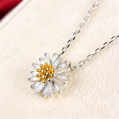 Charming daisy pendant in white and yellow with a gold center, designed in 18K gold-plated sterling silver for a luxurious touch.
