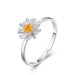 Elegant flower ring with a gold center, made of 18K gold-plated sterling silver for a luxurious touch.