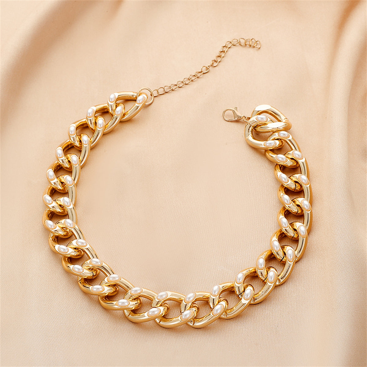 Pearl and 18K Gold-Plated Curb Chain Collar Necklace, chunky gold choker necklace, elegant gift for her, lifestyle look