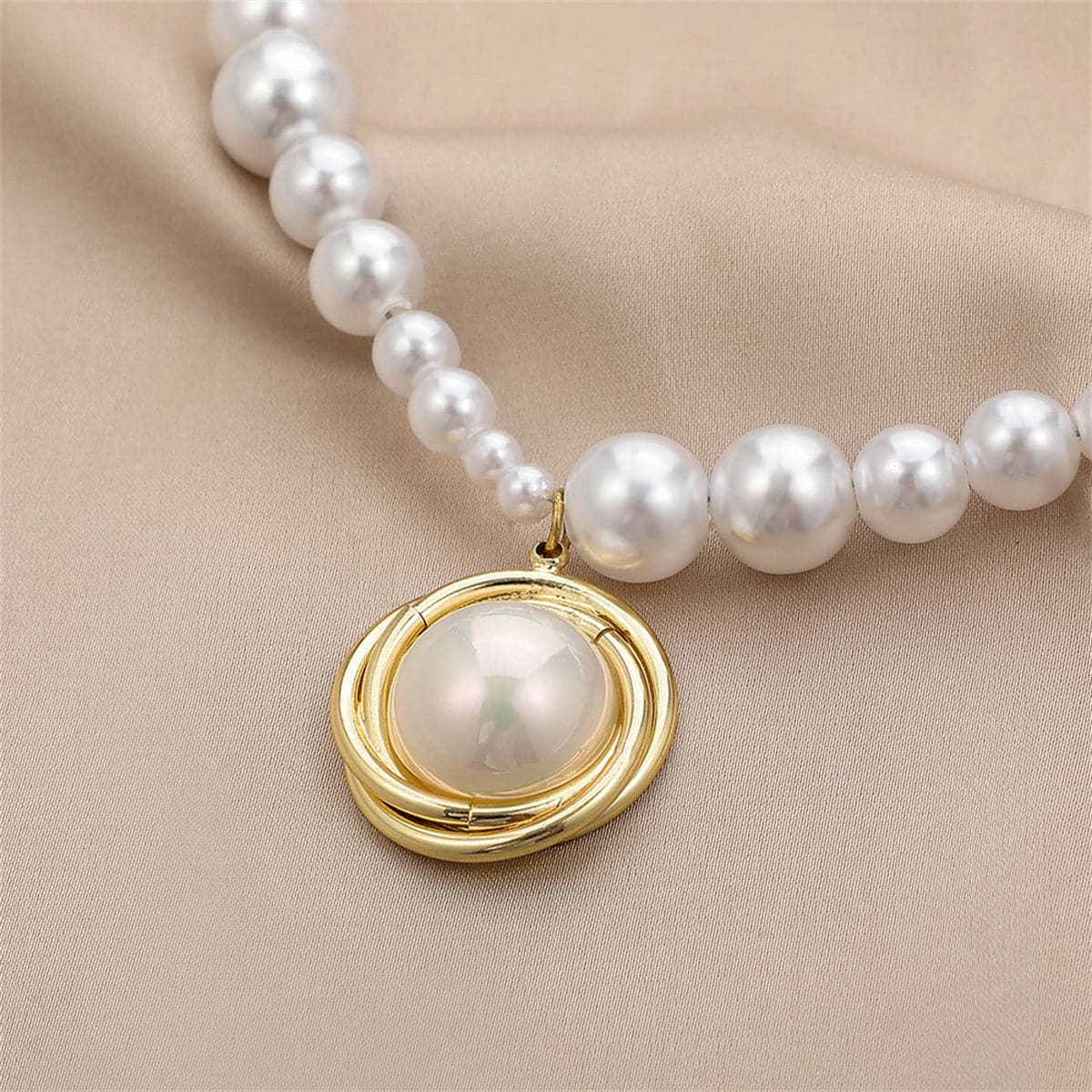 Pearl and 18K Gold-Plated Round Pendant Necklace, gold pendant necklace for women, elegant gift for her, detail close-up