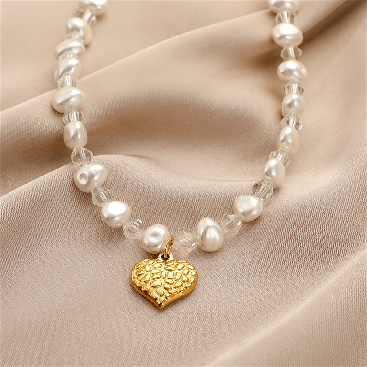 Pearl and Acrylic Heart Pendant Necklace, pendant necklace for women, dainty minimalist design, detail close-up