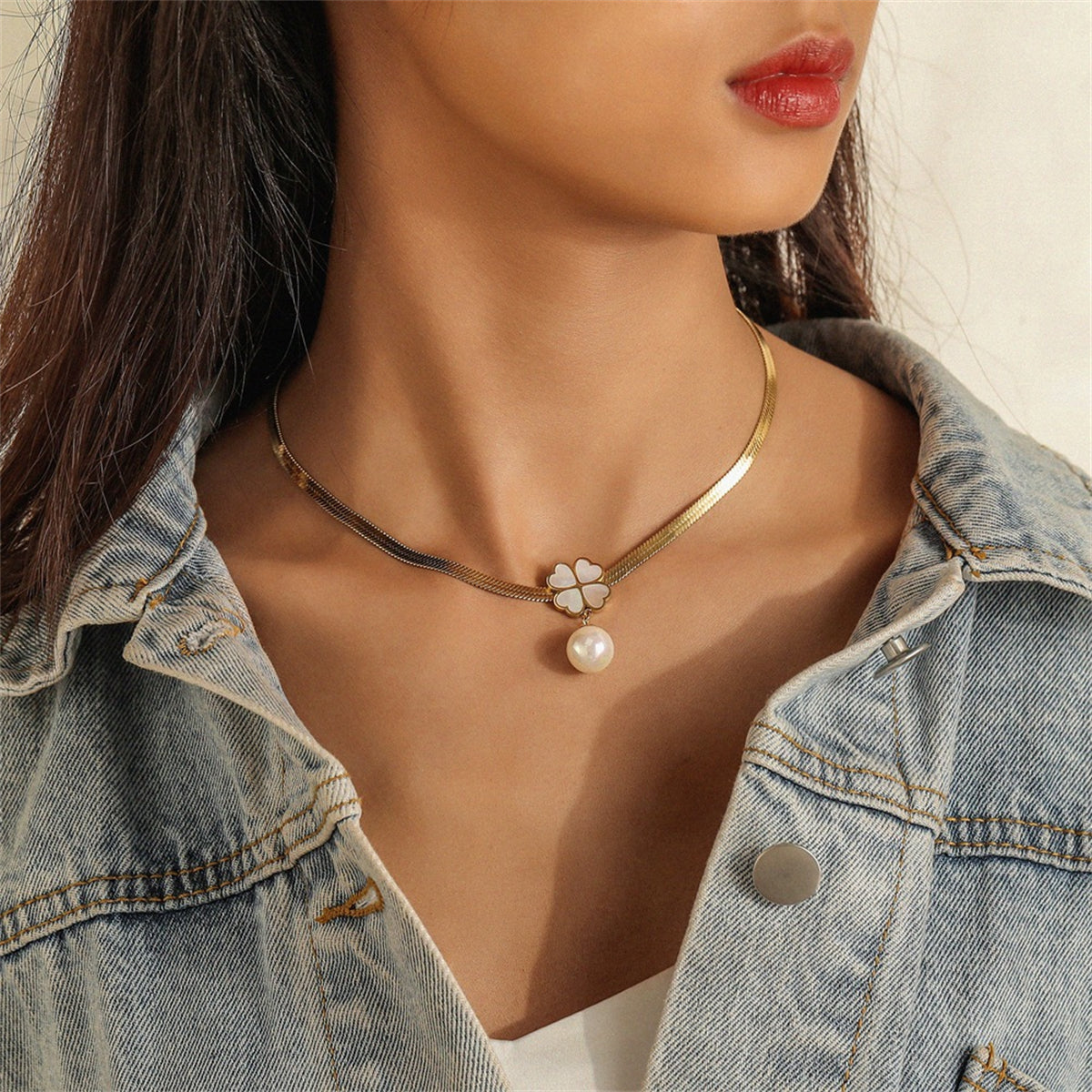 Pearl and 18K Gold-Plated Snake-Chain Clover Pendant Necklace, gold pendant necklace for women, detail close-up