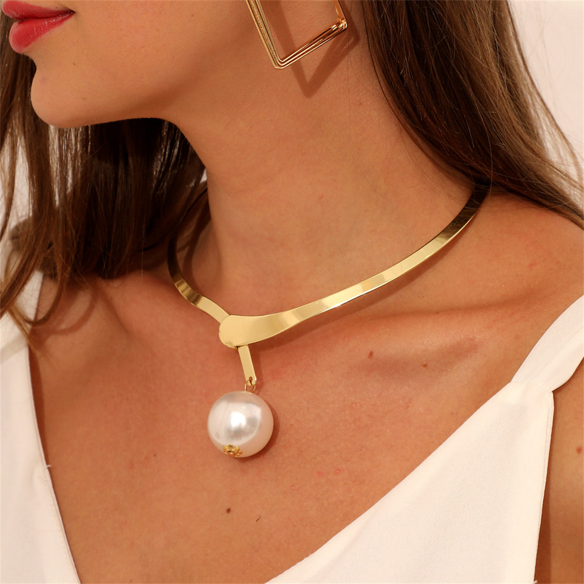Pearl and 18K Gold-Plated Choker, gold pendant necklace for women, botanical inspired, detail close-up