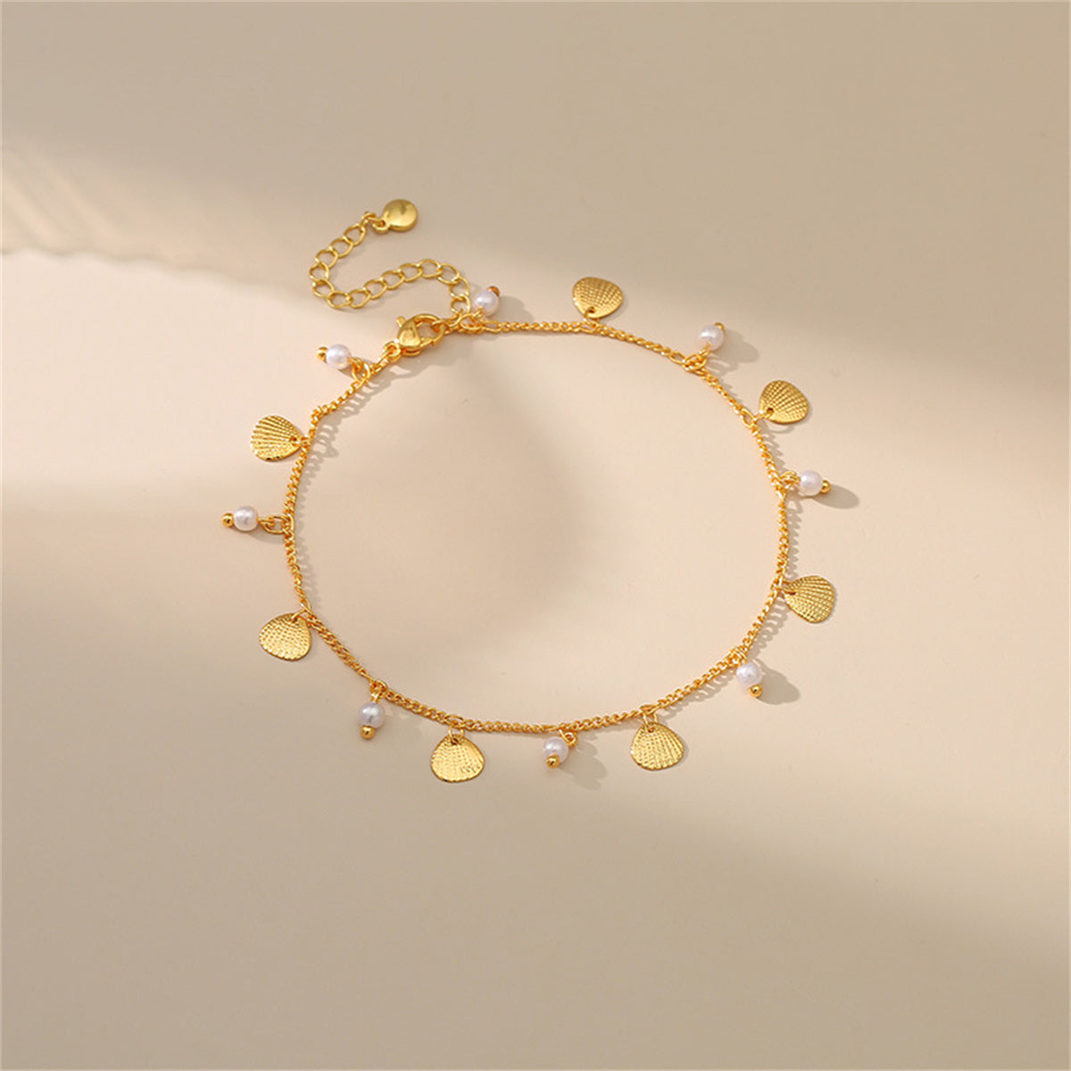 Pearl and 18K Gold-Plated Shell Station Anklet, gold anklet bracelet, elegant gift for her, detail close-up