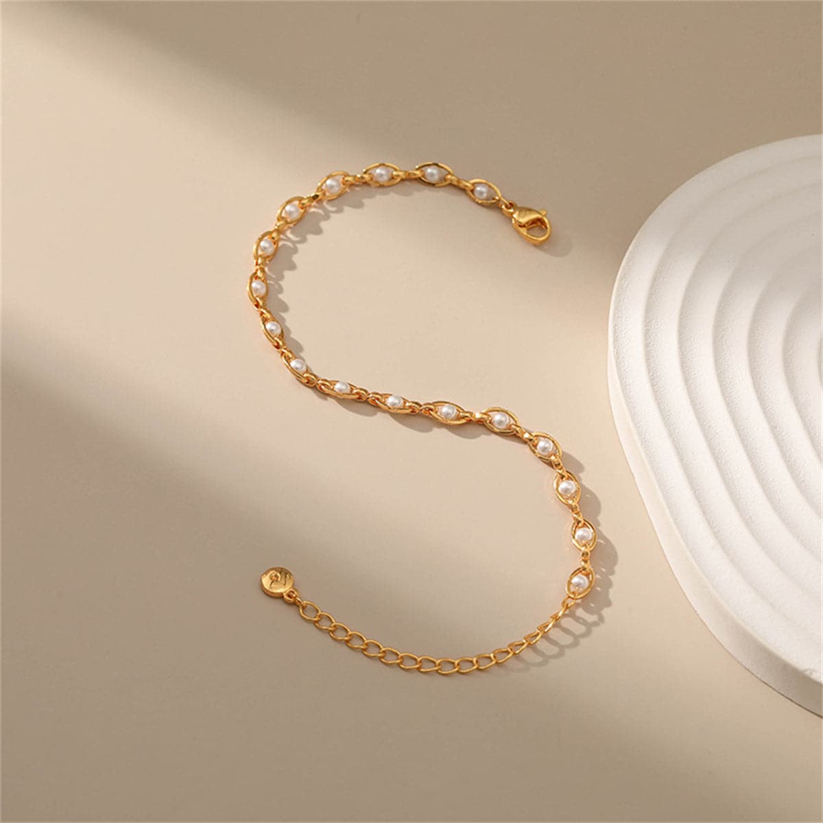 White Pearl and 18K Gold-Plated Oval Station Anklet, gold anklet bracelet, dainty minimalist design, detail close-up
