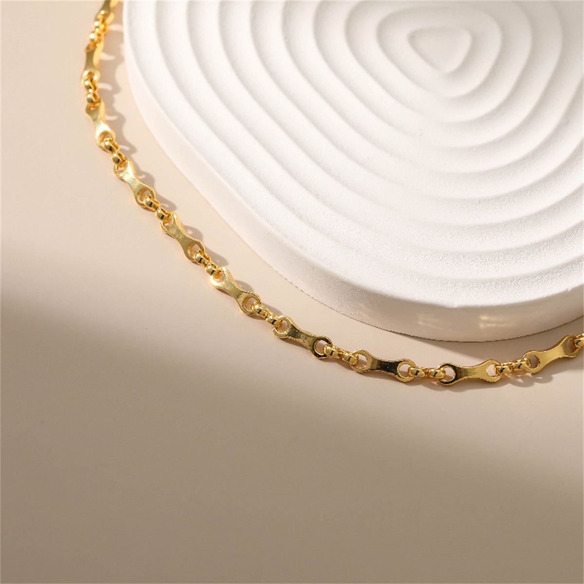 Stunning gold-plated chain bracelet with a clasp, crafted from 18K gold-plated bone for a chic and stylish accessory.