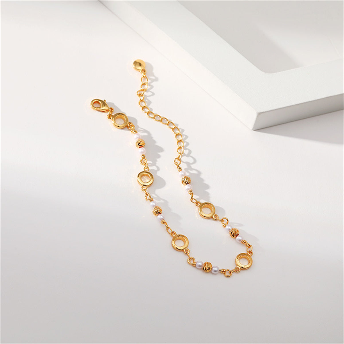 Pearl and 18K Gold-Plated Circle Station Bracelet, gold bracelet for women, elegant gift for her, detail close-up