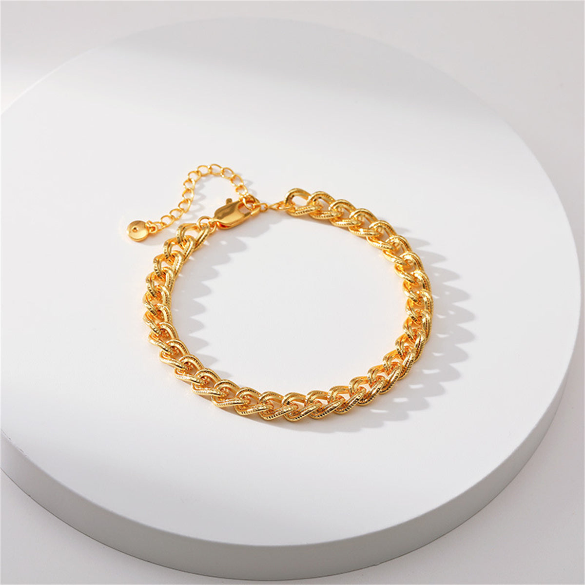 Beautifully crafted 18K gold-plated curb chain bracelet, complete with a reliable clasp for a chic look.